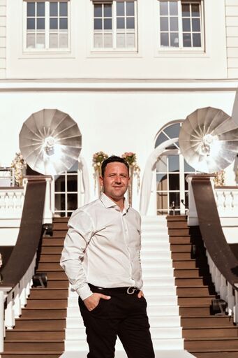DJ Timo als DJ in Hamburg auf einem stilvollen Hochzeitsevent im Schloss