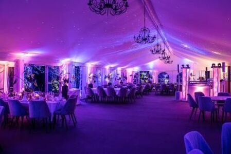 Eleganter Hochzeitssaal mit modernem Lichtkonzept für eine stimmungsvolle Feier mit DJ in Hamburg