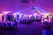 Eleganter Hochzeitssaal mit modernem Lichtkonzept für eine stimmungsvolle Feier mit DJ in Hamburg