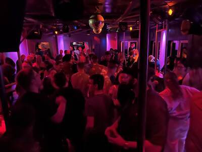 Club Event mit voller Tanzfläche und DJ in Hamburg bei ausgelassener Partystimmung