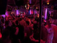 Club Event mit voller Tanzfläche und DJ in Hamburg bei ausgelassener Partystimmung