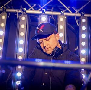 DJ Timo Albrecht beim Auflegen als DJ in Hamburg auf einem Event
